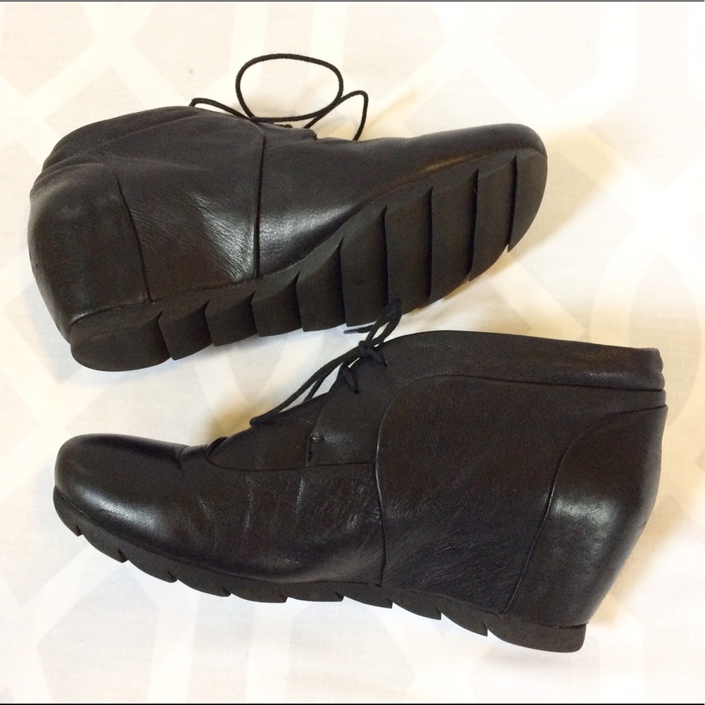 GENTLE SOULS Black Leather Lace up Anke Boot Wedge